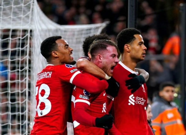 ليفربول يقلب الطاولة على لوتون تاون في البريميرليج