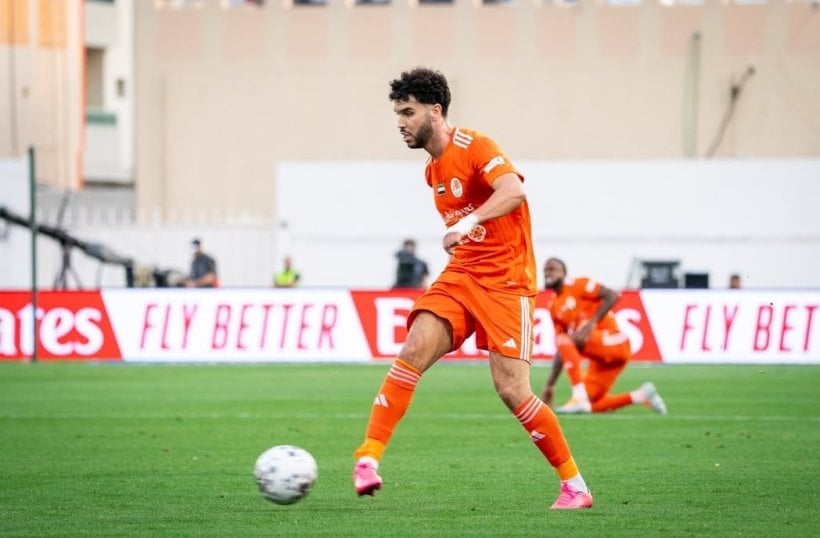 وليد أزارو يقود عجمان لاكتساح خورفكان بخماسية في الدوري الإماراتي